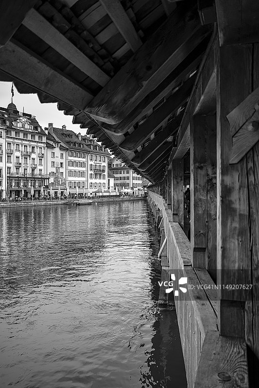 卢塞恩市罗伊斯河上的教堂桥图片素材