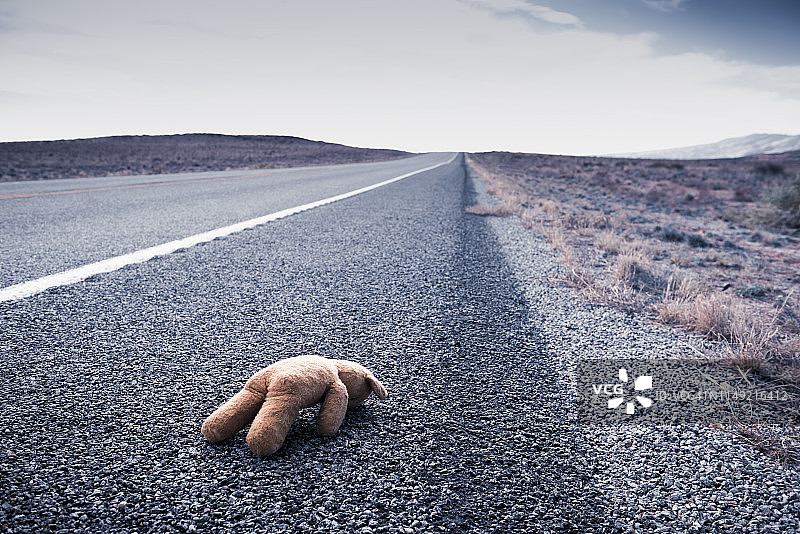 路边被遗弃的玩具图片素材