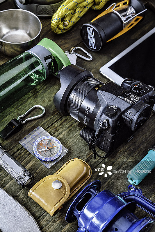 俯视图：木地板上的登山旅行装备和配件图片素材