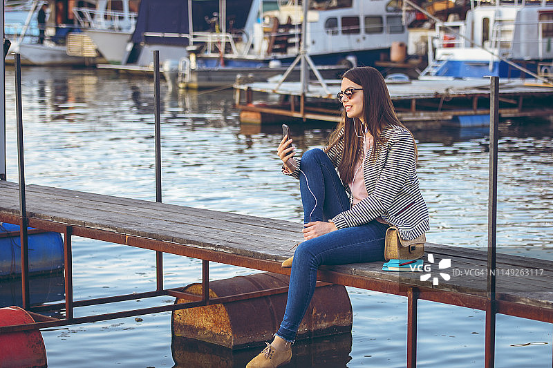 女孩在听网络研讨会图片素材
