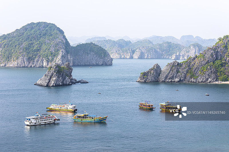 阳光明媚的越南下龙湾喀斯特地貌，世界自然遗产图片素材