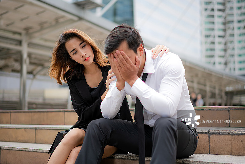 自信的女商人轻拍男同事的肩膀以示支持，商业关系概念图片素材