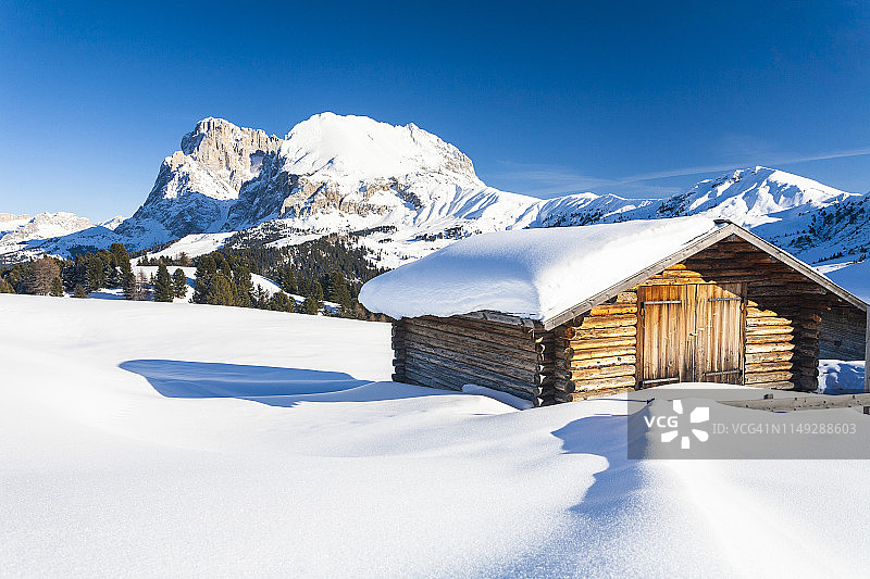 木屋，Seiser Alm，多洛米蒂山，意大利图片素材