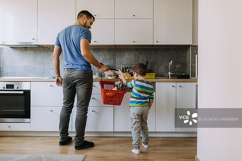 在厨房帮忙图片素材