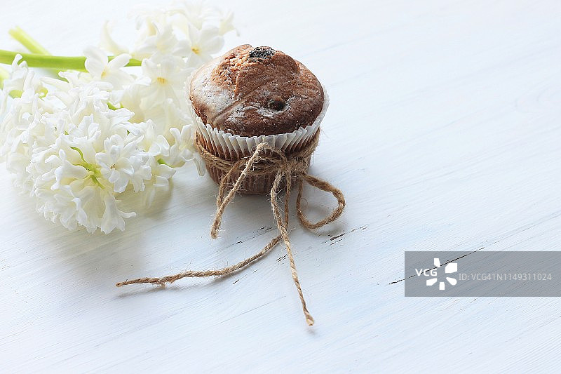 纸杯蛋糕与鲜花图片素材