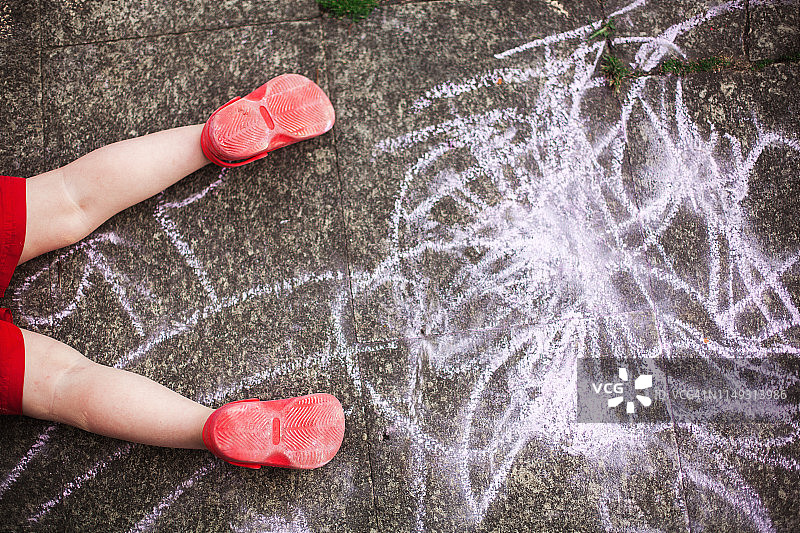 儿童脚和粉笔画的俯视图图片素材