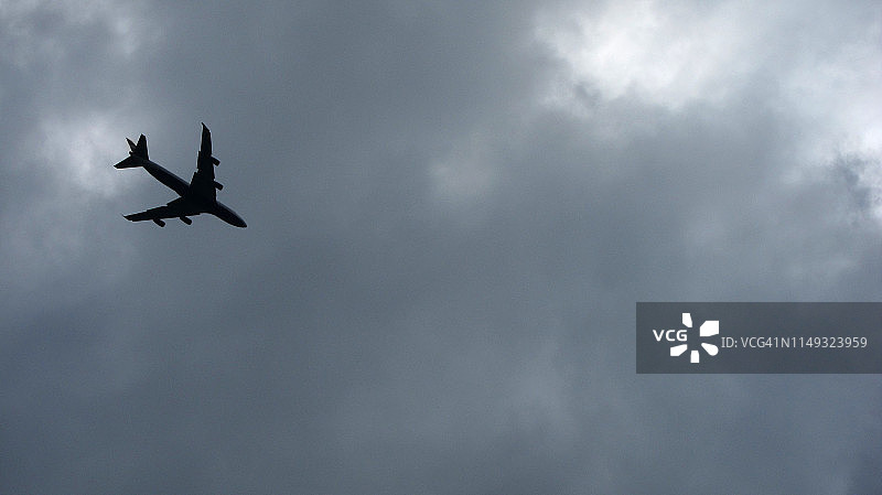 阴天背景下的大型客机图片素材