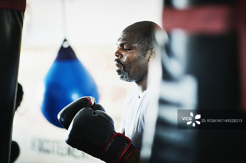 在拳击馆锻炼的健壮男人图片素材