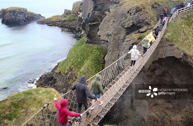卡里克索桥，人们正在过桥图片素材