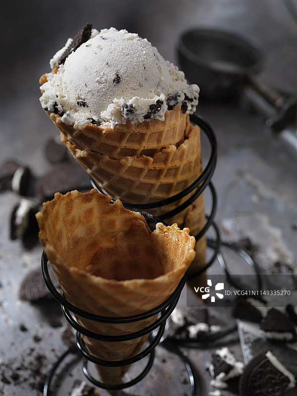 华夫饼甜筒中的曲奇奶油冰淇淋图片素材