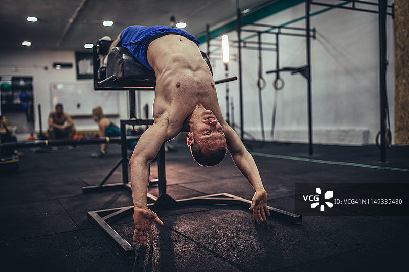 男人做仰卧起坐图片素材