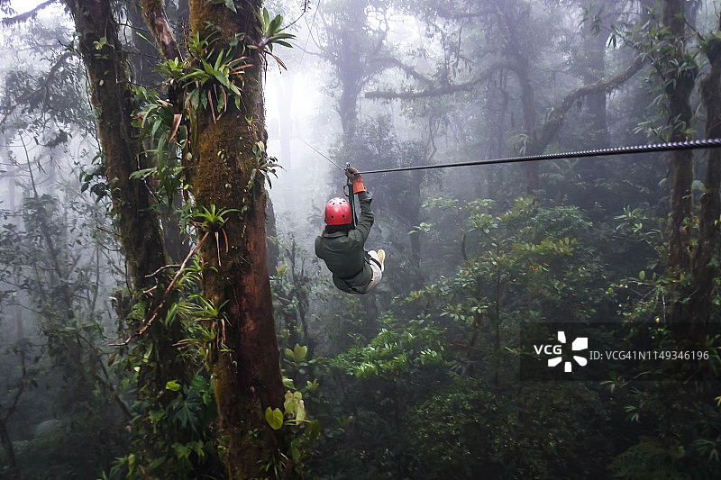 高空滑索图片素材