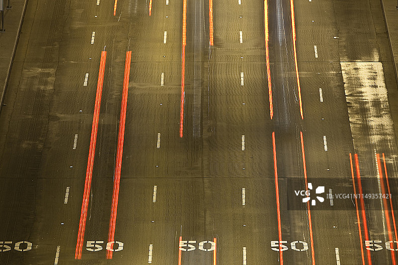 旧金山海湾大桥上夜间车道中的汽车：高架长曝光图片素材