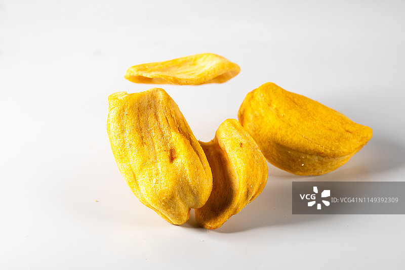 悬浮在空中的菠萝蜜果干（高速摄影，白色背景）图片素材
