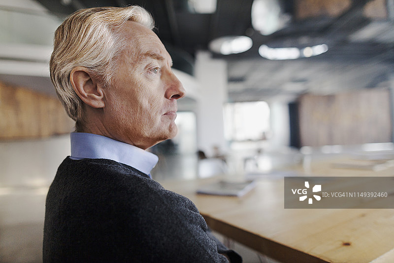 男人在宽敞的开放式大厅里向前看图片素材