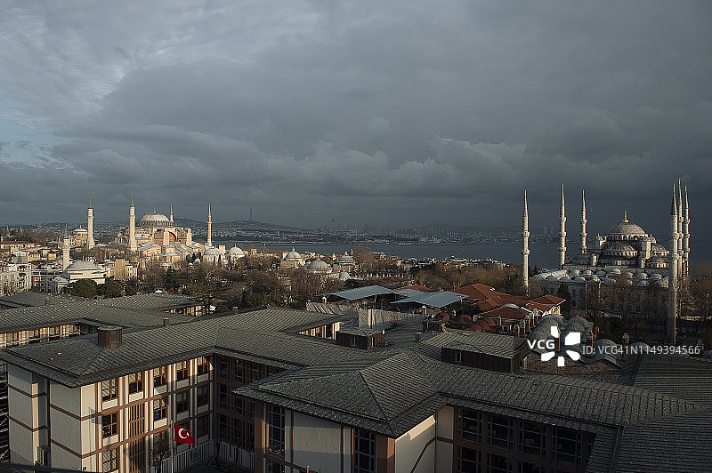 土耳其伊斯坦布尔苏丹艾哈迈德清真寺（蓝色清真寺）的壮丽日落图片素材