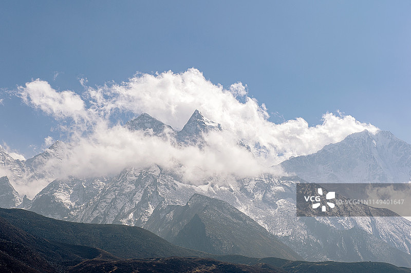前往珠穆朗玛峰尼泊尔大本营途中丁波切村附近的喜马拉雅山脉图片素材