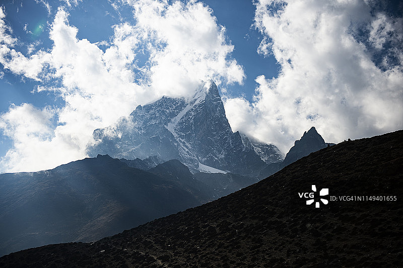 前往珠穆朗玛峰尼泊尔大本营途中丁波切村附近的喜马拉雅山脉图片素材