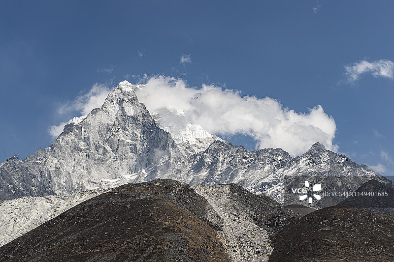 前往珠穆朗玛峰尼泊尔大本营途中丁波切村附近的喜马拉雅山脉图片素材