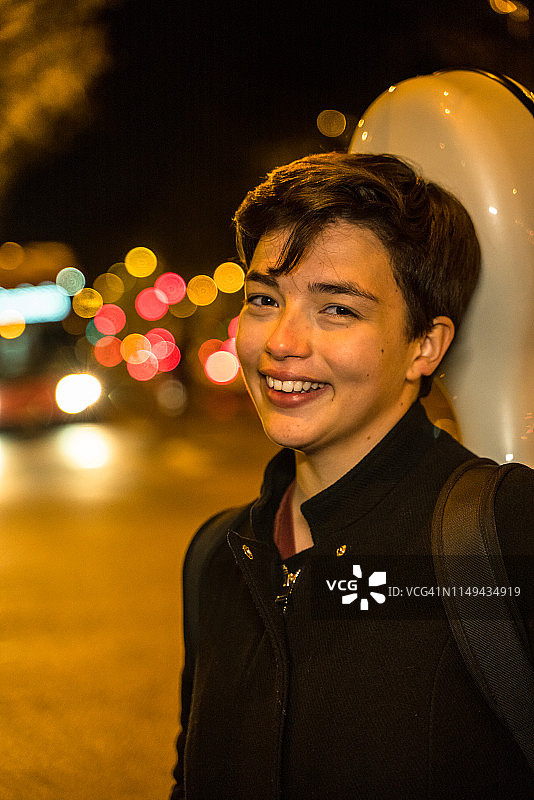 年轻音乐家携带大提琴盒图片素材