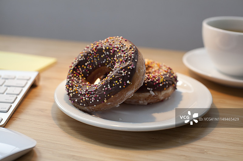 盘子里的甜甜圈和家庭办公室内景图片素材