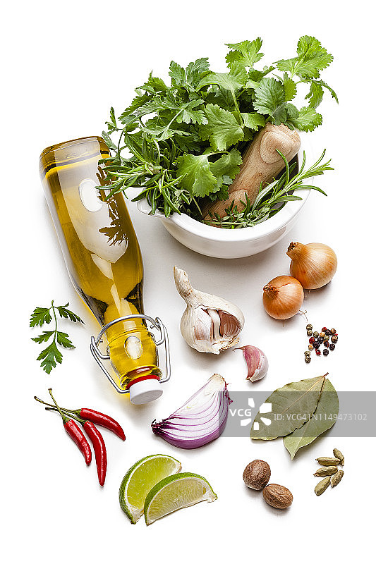 烹饪和调味食材：橄榄油、蔬菜、香草和香料图片素材