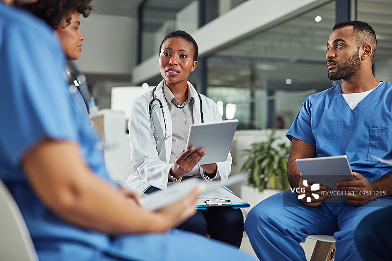 想出最好的方案让他们的病人安然渡过难关图片素材