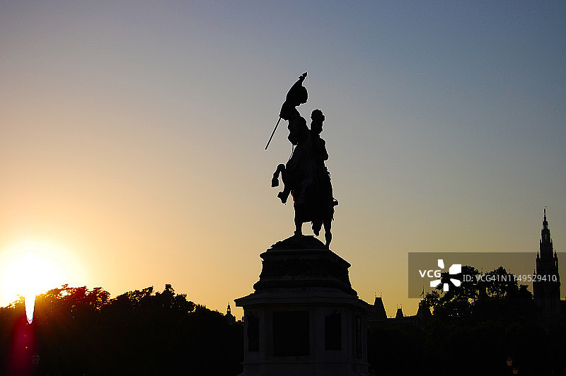 奥地利维也纳英雄广场，卡尔大公纪念碑上的壮丽日落图片素材