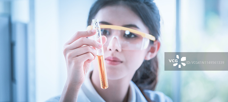 在实验室里进行研究的女科学家图片素材