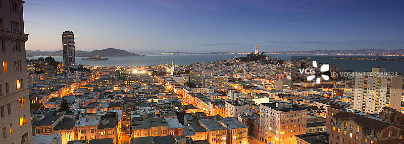 旧金山城市全景：远眺科伊特塔和海湾图片素材