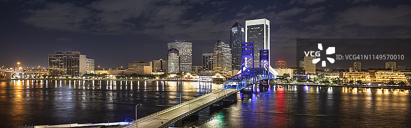 佛罗里达州杰克逊维尔夜间城市天际线全景图片素材