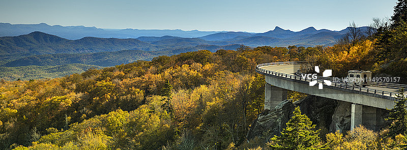 秋季蓝岭公园路的林恩峡湾高架桥全景图片素材