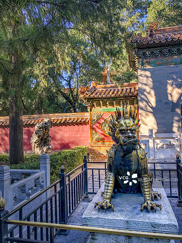 故宫御花园内的金色獬豸雕像图片素材