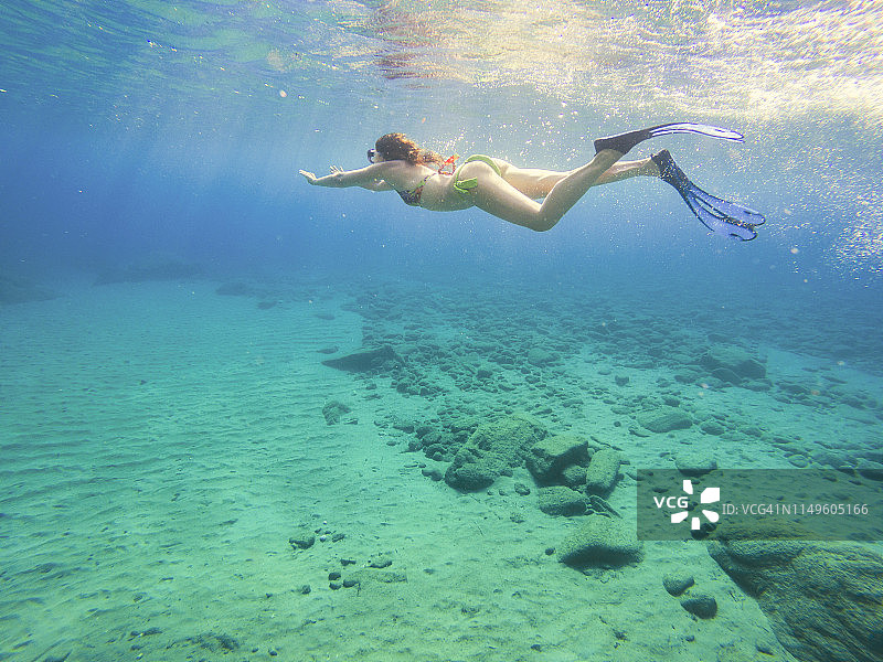 在希腊潜水的女人图片素材