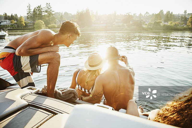夏日午后，少年在游船上和父母自拍图片素材