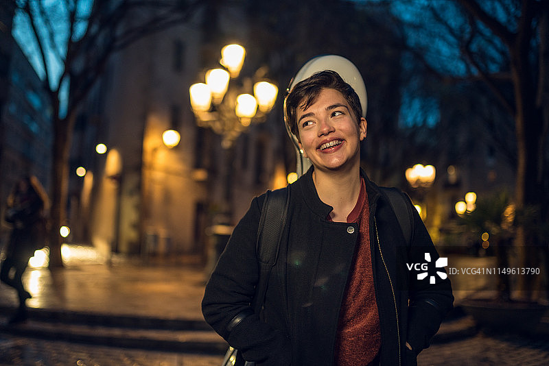 携带大提琴的音乐学生图片素材