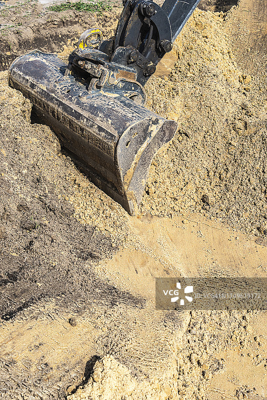 挖掘机在建筑工地上挖沙图片素材