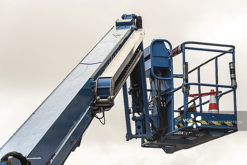 带钢制驾驶室的蓝色折叠式液压起重机图片素材