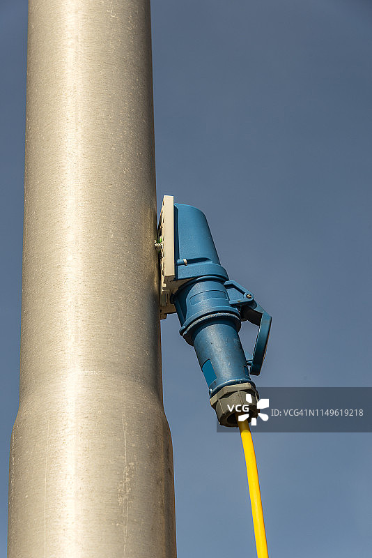 带黄色电源线的蓝色电源连接器图片素材