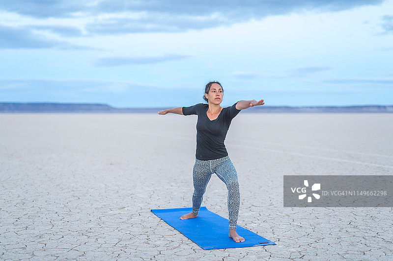 在沙漠中做瑜伽的少数民族妇女图片素材