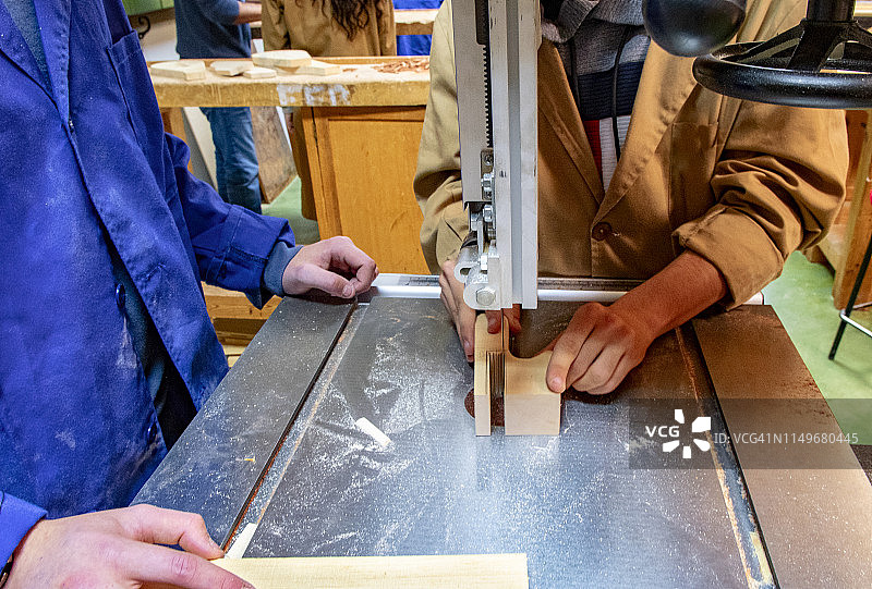 在带锯上工作的木工房图片素材