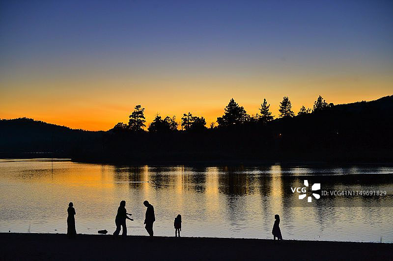 大熊湖的暮色美景图片素材