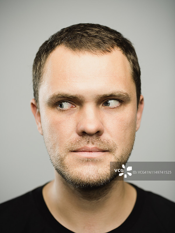 表情空白的白人男子侧面像图片素材