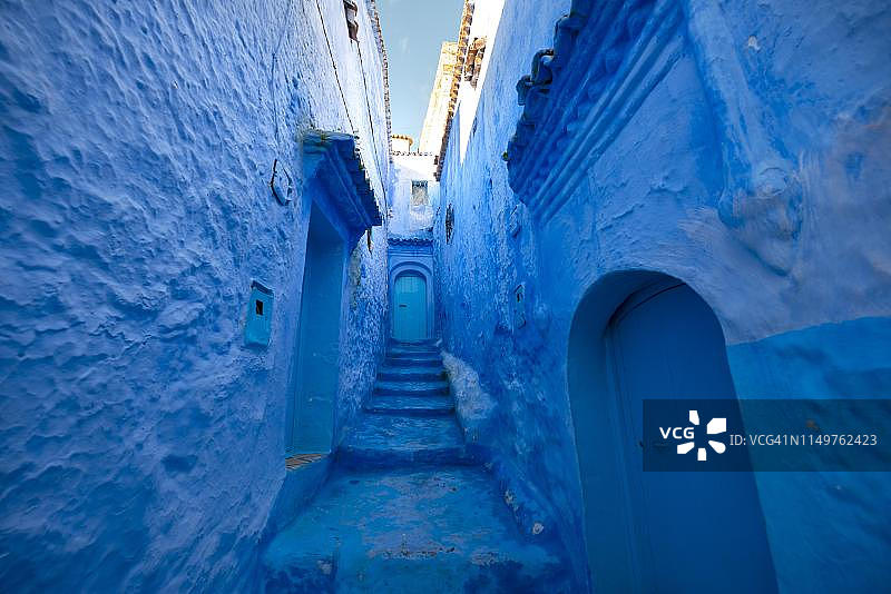 通往蓝色入口的阶梯，老城区，蓝色房屋墙壁，舍夫沙万麦地那，丹吉尔-得土安，摩洛哥图片素材
