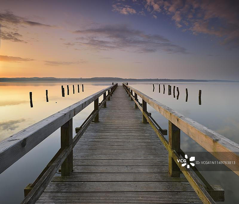 德国石勒苏益格-荷尔斯泰因州拉策堡湖日出图片素材