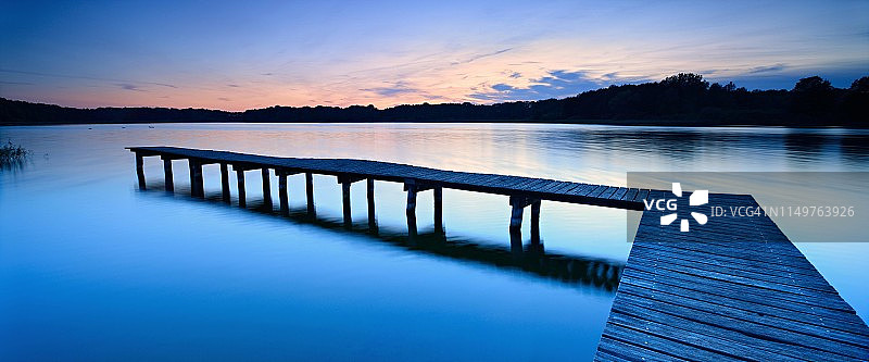 德国梅克伦堡湖区丹贝克湖的黄昏码头图片素材