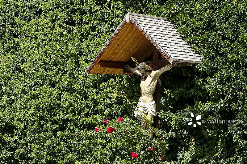 布里克森附近诺伊斯蒂夫特修道院的十字架小路，意大利南蒂罗尔图片素材