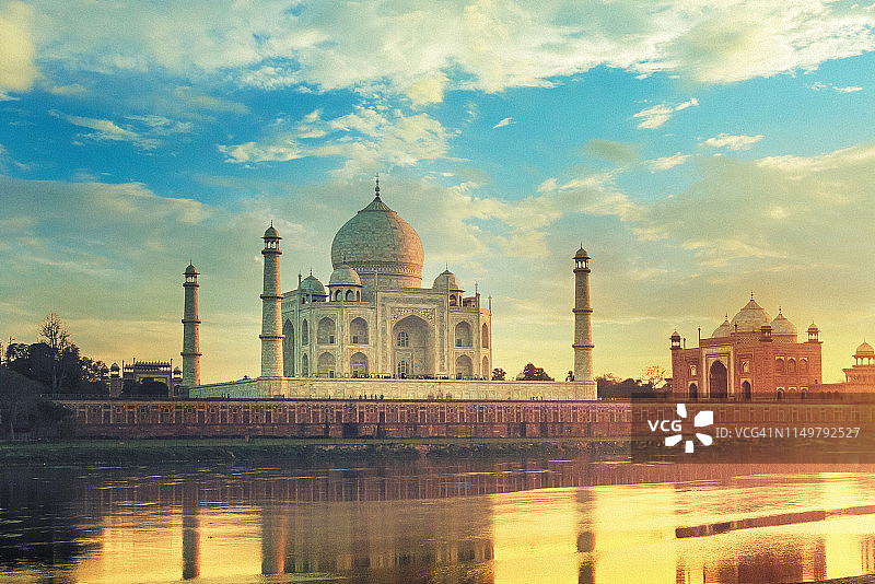 日落时分印度阿格拉的泰姬陵图片素材