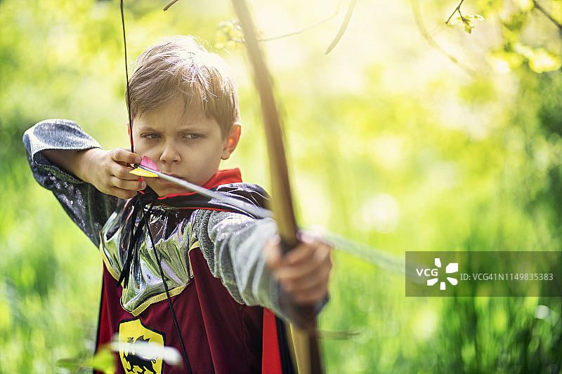 在森林里玩射箭的小男孩图片素材