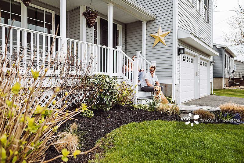 幸福的一家人坐在房子前图片素材